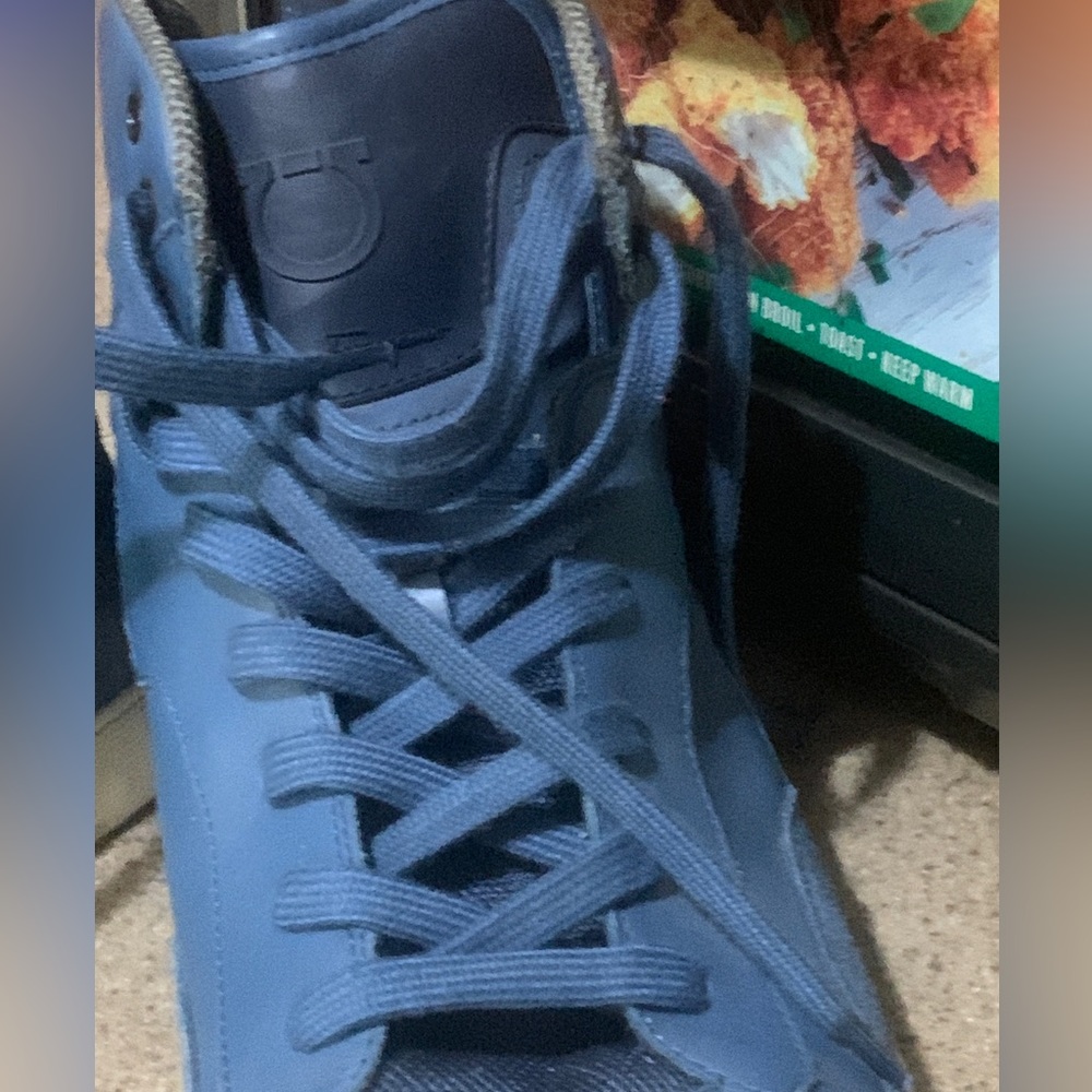 Sneakers in good condition for you high top lovers ..